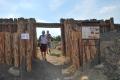 Do osady I sa odteraz vstupuje cez bránu v drevenej palisáde. Postavili ju chlapi-dobrovoľníci počas letných brigád. 