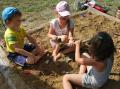 Deti archeológia baví - obzvlášť ak po dlhočižnom hrabaní natrafia na takúto kosť!