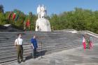 Pietna chvíľa pri pamätníku Víťazstvo v Dargovskom priesmyku. Umocnila ju prítomnosť členov Klubu vojenskej histórie Čapajev.