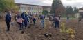 Škôlku stromov venovanú prezidentke Zuzane Čaputovej vytvárala tridsiadka ľudí v areáli Základnej školy Trstené pri Hornáde